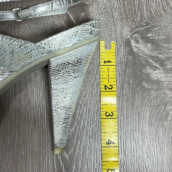 NWOT Kenneth Cole Reaction Silver Rise Guy Strappy Slingback Heels Sandals 8.5 - Picture 12 of 14